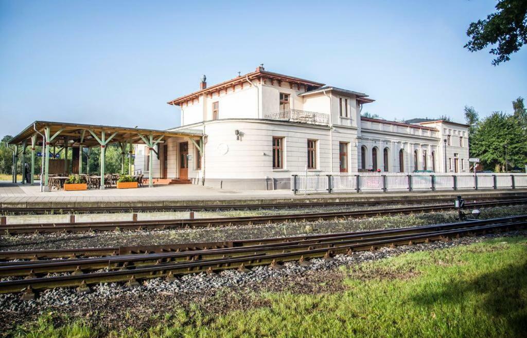 Nostalgischer Kaiserbahnhof Бад Доберан Екстериор снимка